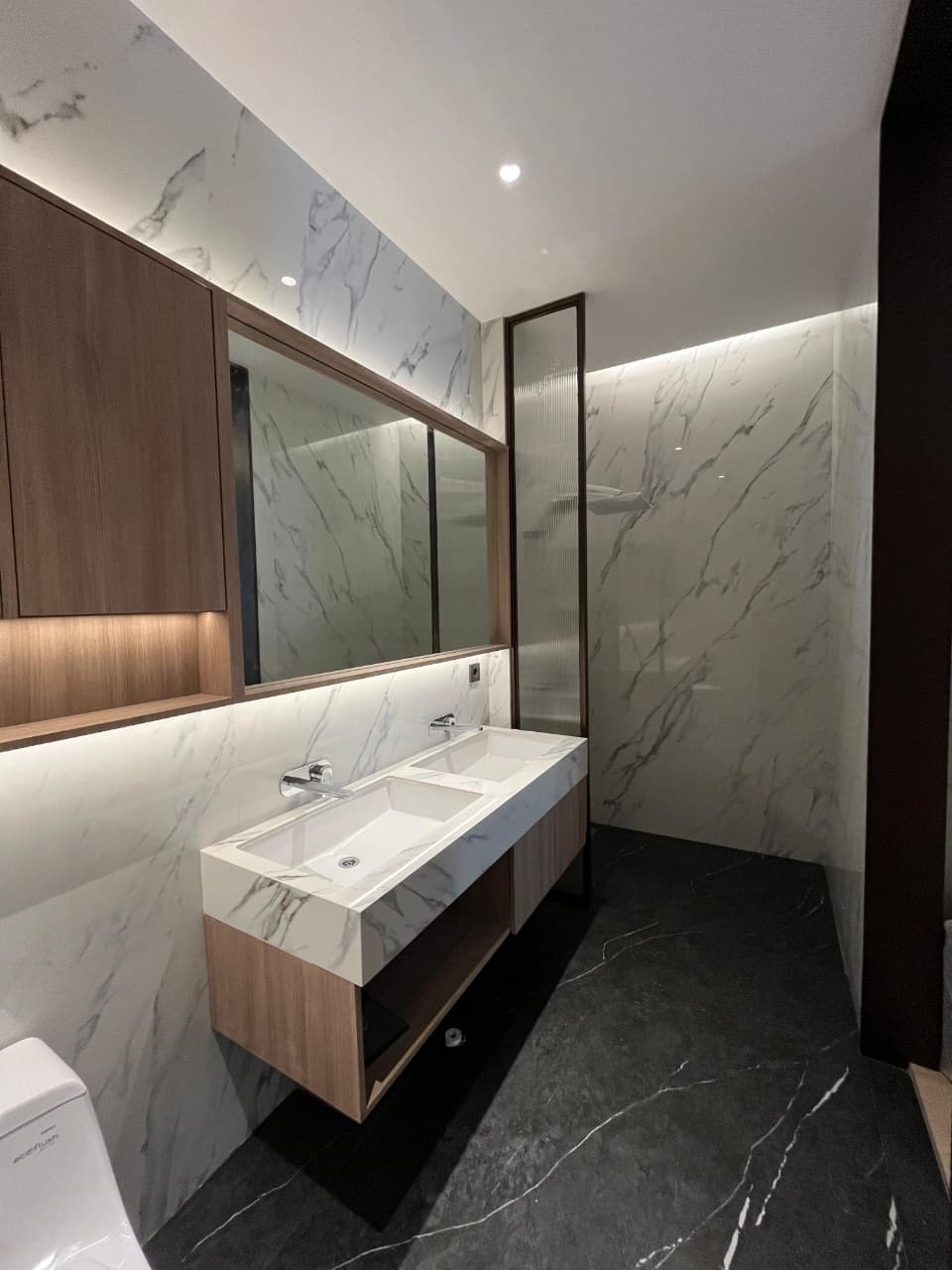 Pemasangan sintered stone quadra pada lantai, dinding & vanity top kamar mandi