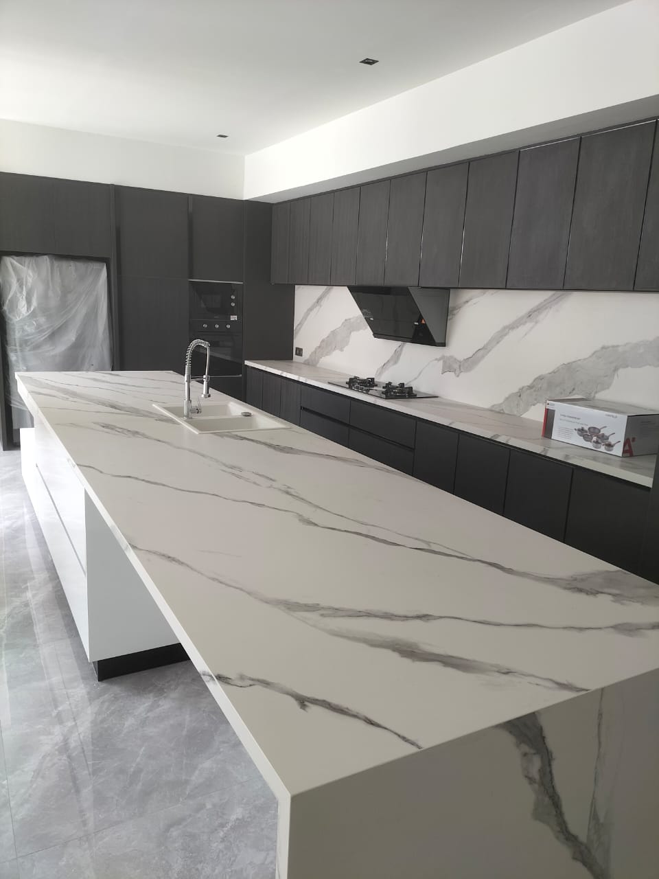 Pekerjaan Kitchen Island & Backsplash QUADRA